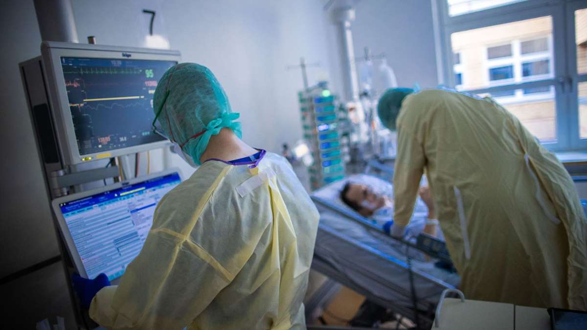  In der Coronavirus-Pandemie ist die Zahl der Pflegekräfte in Krankenhäusern deutlich gestiegen. Die deutsche Krankenhausgesellschaft rechnet zudem mit einem „Nachholeffekt“. 