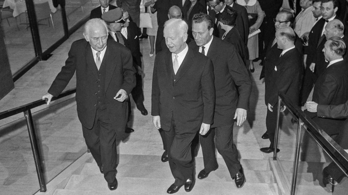 Einweihung des neuen Landtagsgebäudes 1961 mit Altbundespräsident Theodor Heuss (links) und Bundespräsident Heinrich Lübke (Mitte).