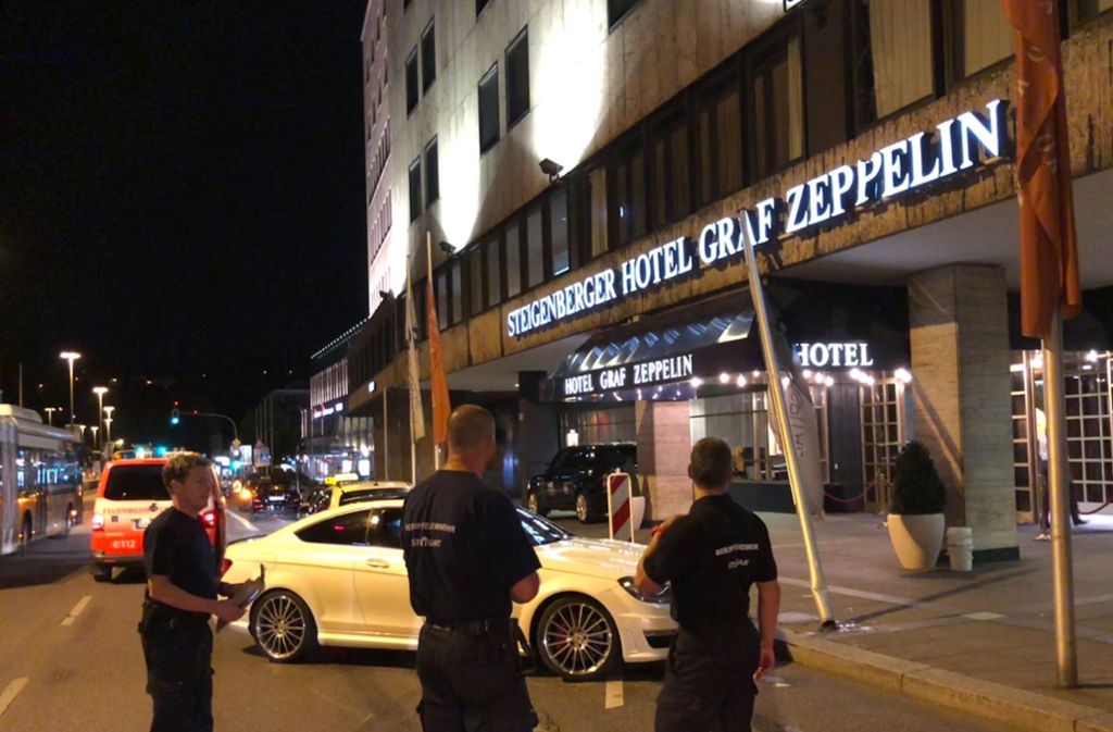 Der 28-jährige Fahrer erwischte mit seinem Mercedes C 63 AMG einen der Fahnenmasten vor dem Hotel.