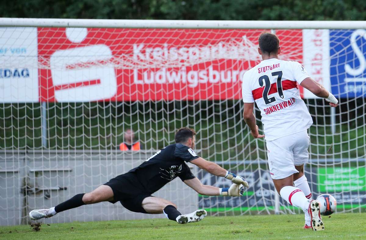 Der frühere Ulmer Lukas Sonnenwald bringt den VfB auf 1:2 heran.
