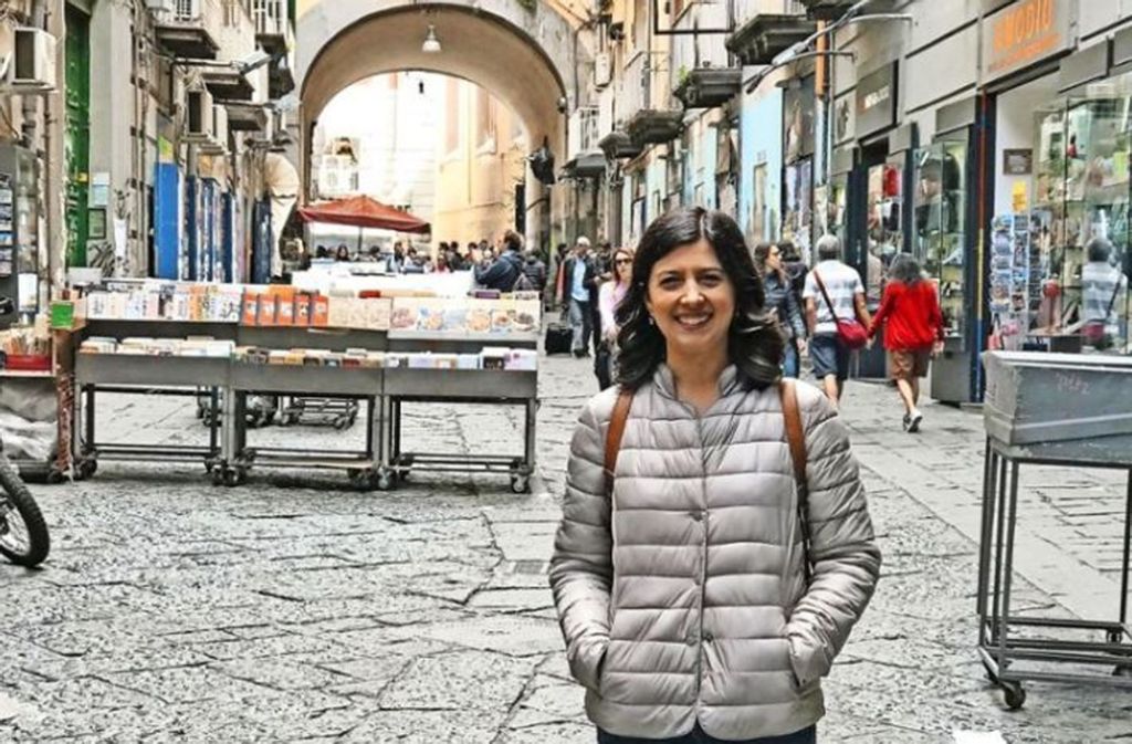 Ilaria Pareti hat Fremdsprachen studiert – und löst nun Computerprobleme per Fernwartung. Doch die 30-Jährige hatte keine Wahl, in Neapel fehlen die Jobs.