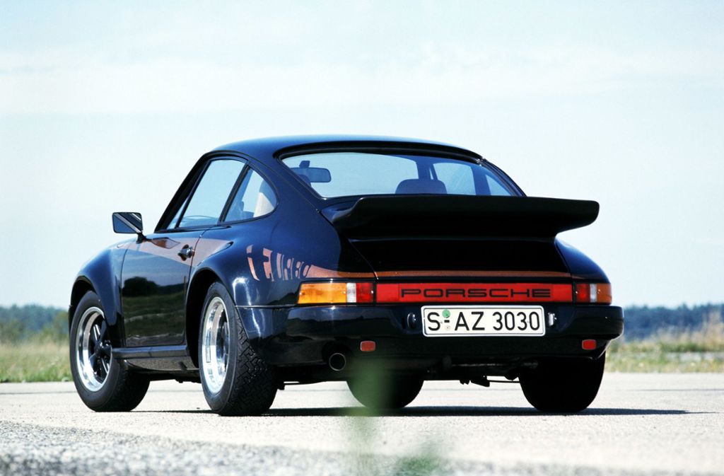 Auch der 911 entwickelt sich äußerlich wie innerlich weiter – hier ein Modell 911 Turbo aus dem Jahr 1975. Nach Angaben von Porsche war er damals das schnellste Serienfahrzeug der Welt.