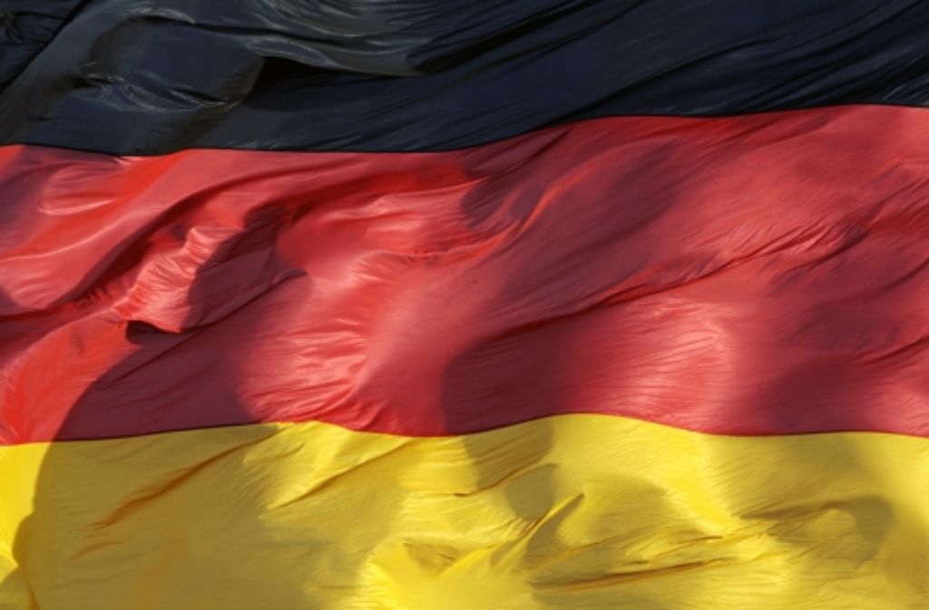 Am 3.10.1990 um 0.00 Uhr  wurde die Bundesflagge vor dem Reichstag  gehisst. Foto: dpa