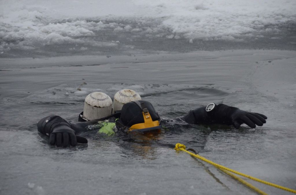 Taucher und Eisatzkräfte der Feuerwache Bad Cannstatt trainierten auf dem gefrorenen Max-Eyth-See die Rettung von eingebrochenen Personen.