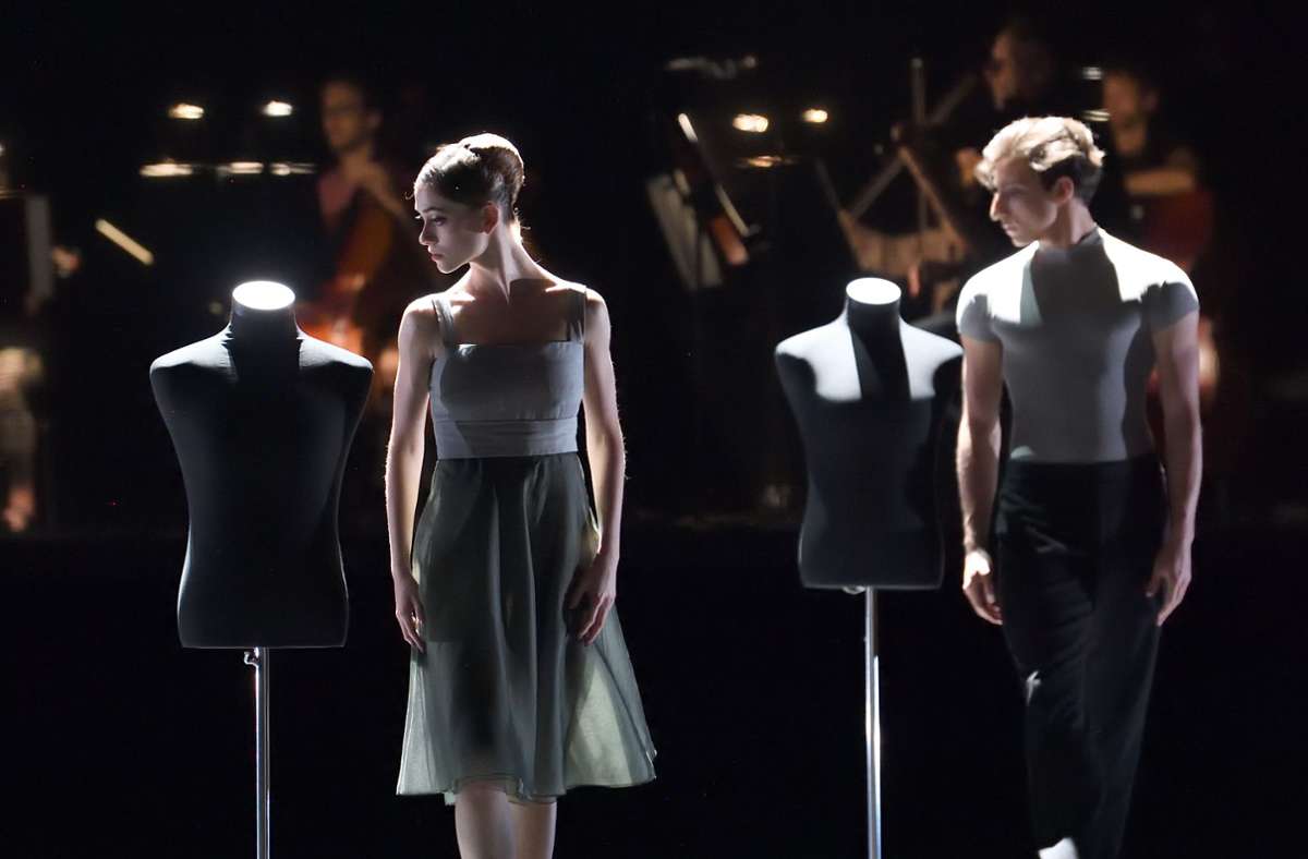 Zum Finale gibt’s einen Tanz mit Schneiderpuppen: Diana Ionescu und Martino Semenzato in Roman Novitzkys „Everybody needs some/body“.