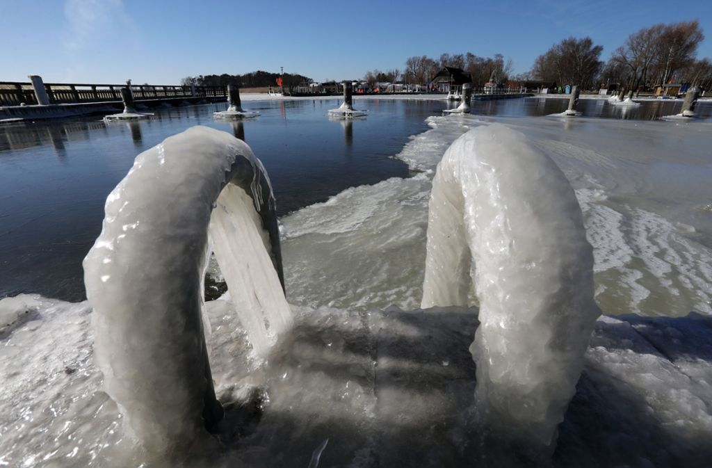 Auch in Mecklenburg-Vorpommern zeigt sich der Winter: In Dierhagen ist der Boddenhafen des Ostseebades mit Eis bedeckt.