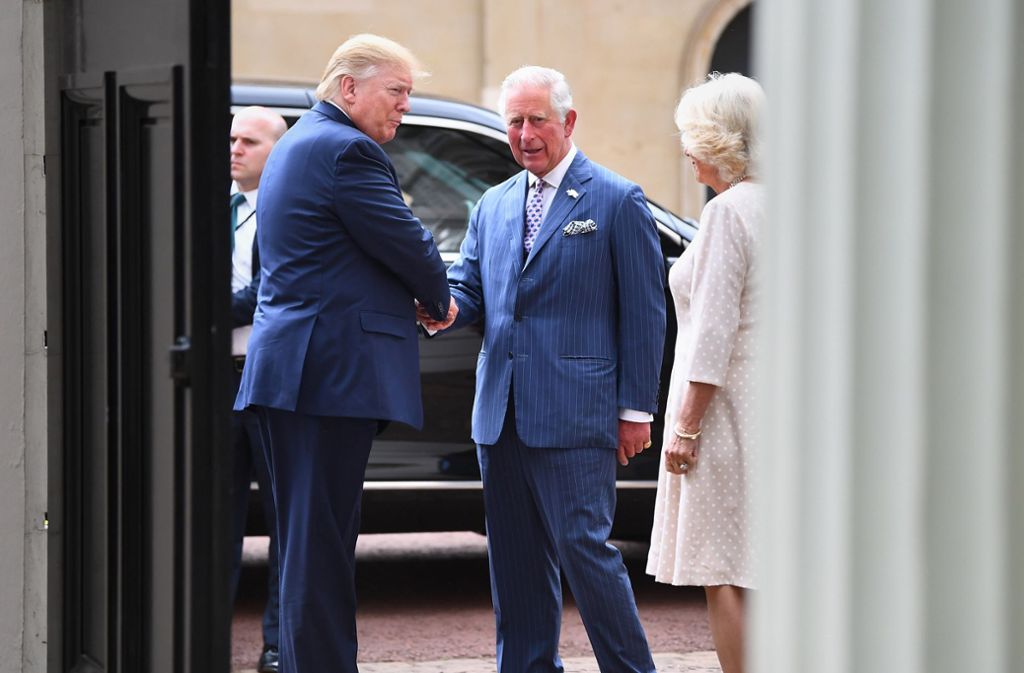 Prinz Charles und Gattin Camilla begrüßen den Gast aus Amerika.