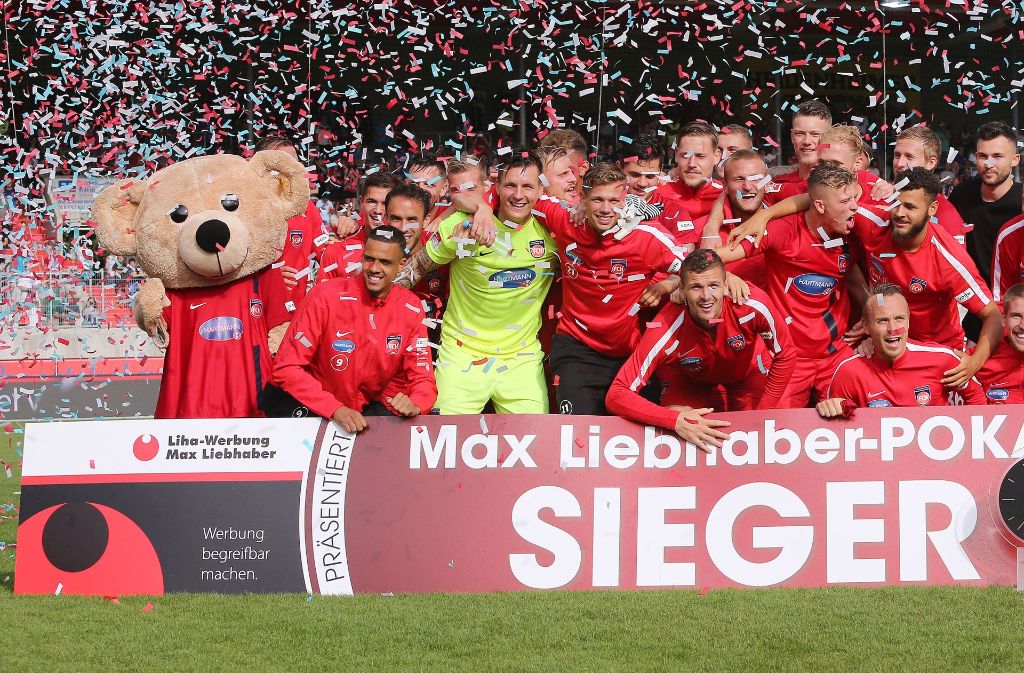 Das Siegerteam von Heidenheim mit dem Max-Liebhaber-Pokal bei der Siegerehrung.