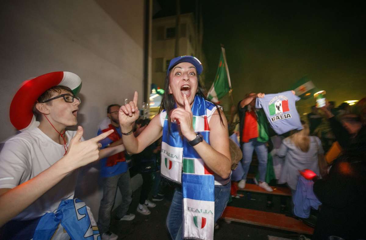 ...haben die italienischen Fans den Sieg ihres Teams gefeiert.