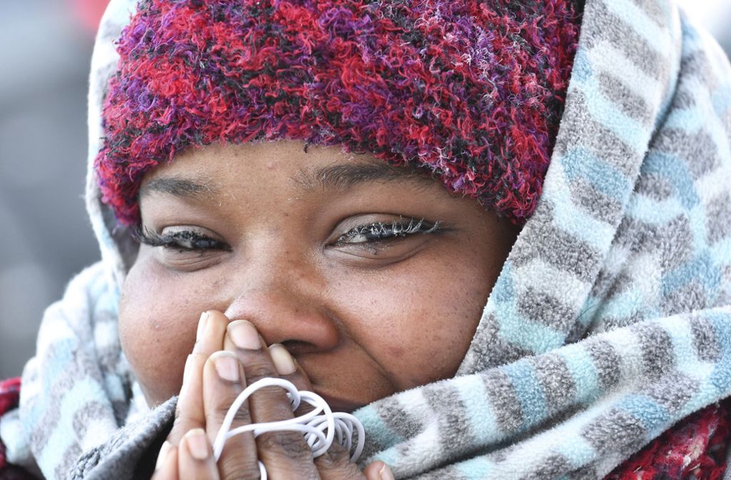 Die Menschen versuchen sich mit mehreren Schichten Kleidung vor der Kälte udn dem eisigen Wind zu schützen.dpa