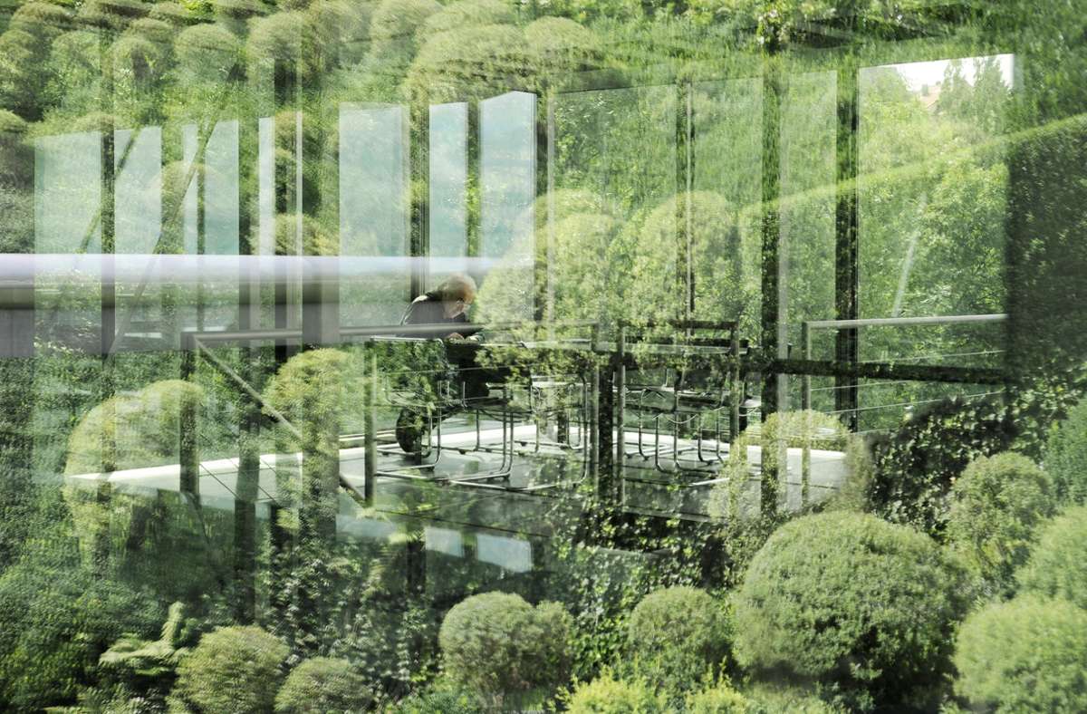 Was ist innen, was ist außen? Der Architekt Werner Sobek in seinem Haus am Schreibtisch – die Verglasung ermöglicht ein Leben wie mitten in der Natur, aber eben hinter einer schützenden Hülle.