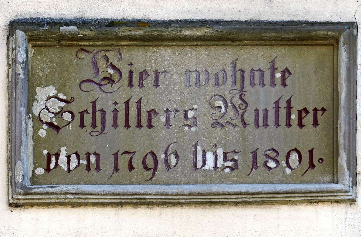 Noch heute erinnert eine Plakette am Leonberger Schloss, dass Elisabetha Dorothea Schiller vom Jahreswechsel 1796/97 bis kurz vor ihrem Tod 1802 hier lebte.