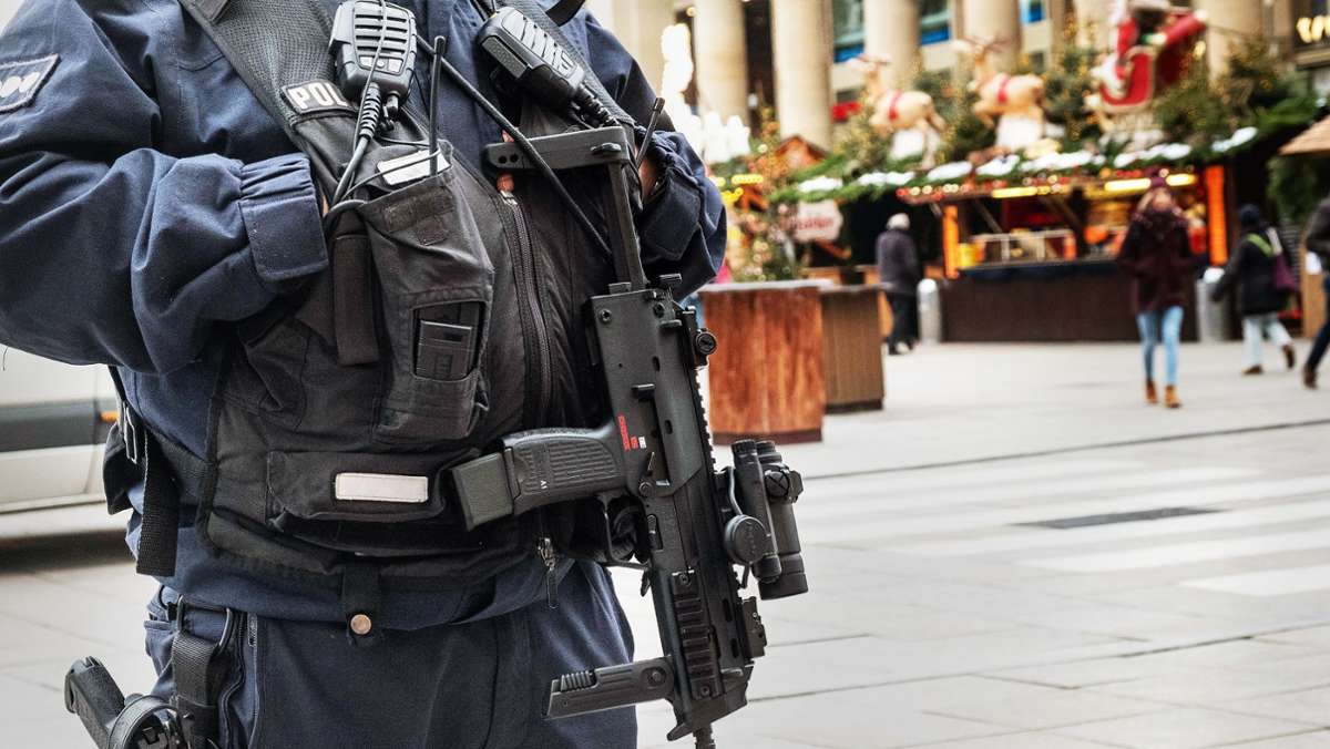 Weihnachtsmarkt in Stuttgart: Polizisten mit Maschinenpistolen wachen an den Eingängen