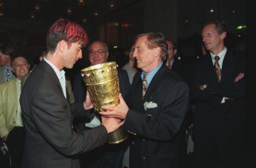 ... Trainer Joachim Löw (rechts, mit Mayer-Vorfelder), der kurz nach dem Triumph seine Haare rot färben lässt, und wiederum einige Zeit später ...