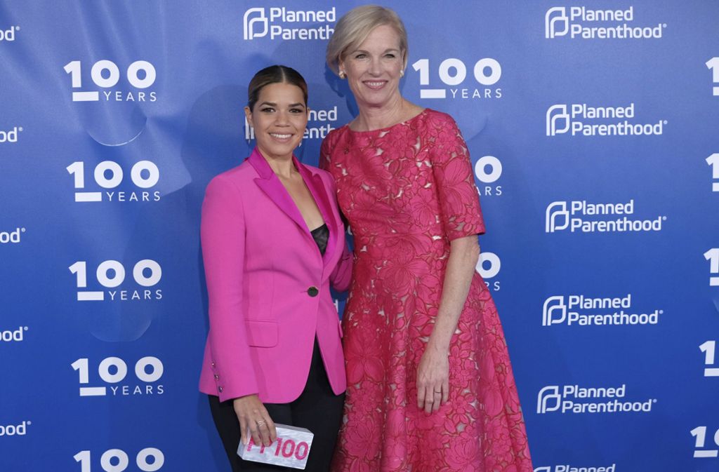 In femininen Farben erschienen Schauspielerin America Ferrera (links) und die Präsidentin von Planned Parenthood, Cecile Richards, zur Jubiläumsfeier. Die amerikanische Gesundheitsorganisation betreibt unter anderem Abtreibungskliniken.