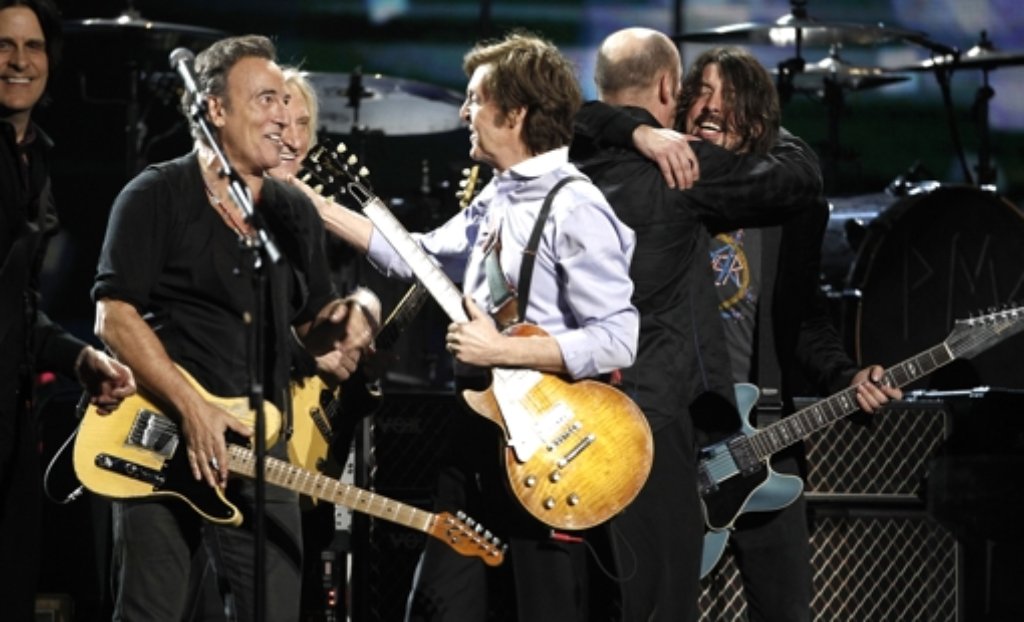 Die großen alten Herren des Musikgeschäfts auf einer Bühne: Bruce Springsteen und Paul McCartney (links)