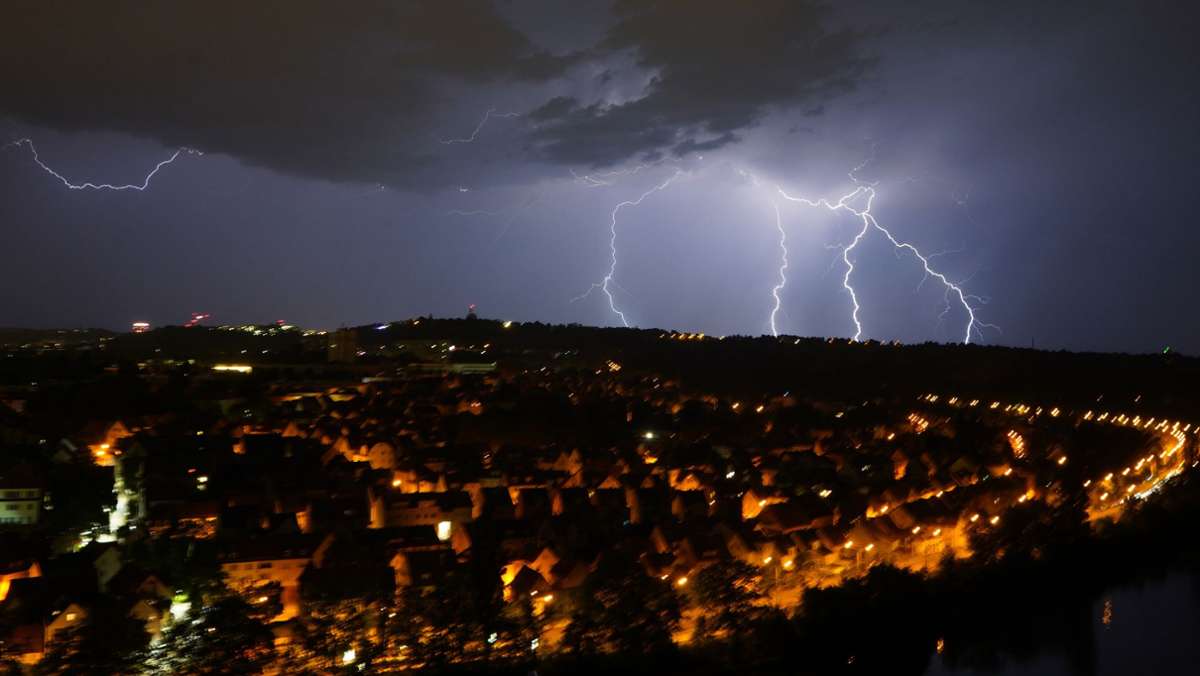 Dicke Hagelkörner und Windböen erwartet: Warnung vor „hochexplosiver Wetterlage“ in Stuttgart