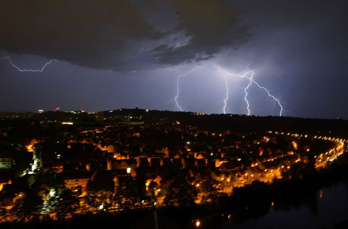 Bereits in der Nacht auf Samstag schlugen Blitze am Stuttgarter Burgholzhof und am Schnarrenberg ein. In unserer Fotostrecke Sehen sie weitere Bilder vom Unwetter in Baden-Württemberg.