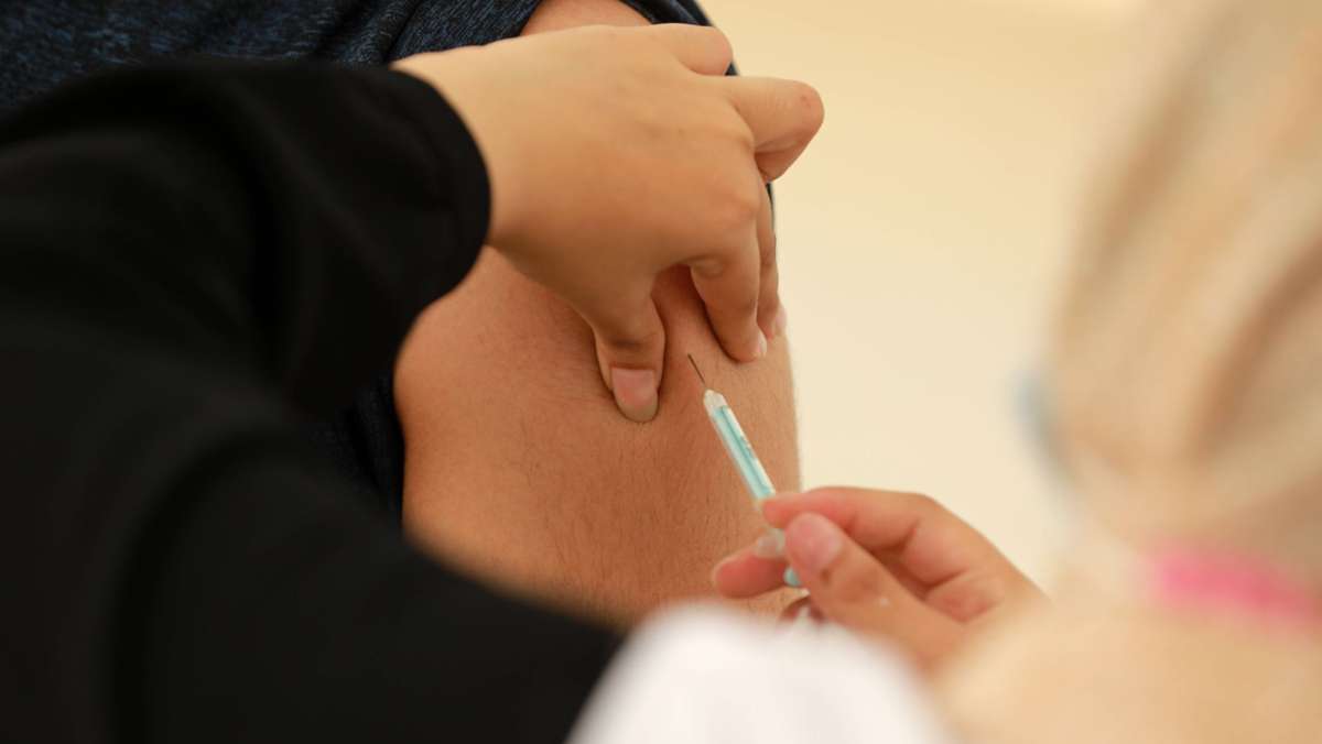  In Israel können sich von nun an weitere Personengruppen die vierte Corona-Impfung abholen. Wer ist berechtigt und wie sehen die Voraussetzungen aus? 