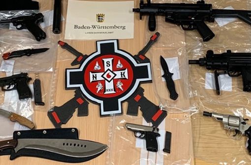 Waffen und Embleme rechter Gruppiereungen liegen nach einer Razzia gegen mutmaßliche Ku-Klux-Klan-Mitglieder auf einem Tisch. Foto: Staatsanwaltschaft Stuttgart