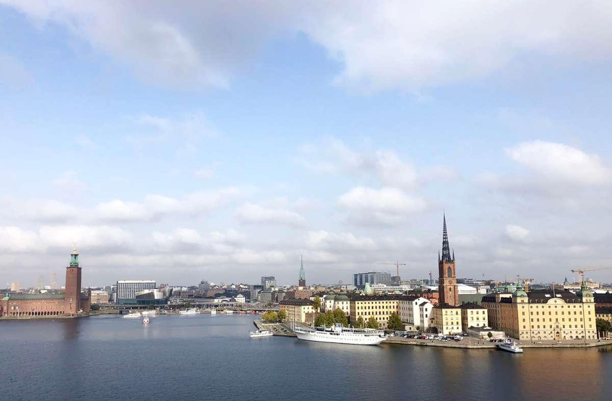 Hier oben sieht man das Rathaus (ganz links), die Altstadt und bis zur Riddarfjärden-Bucht.