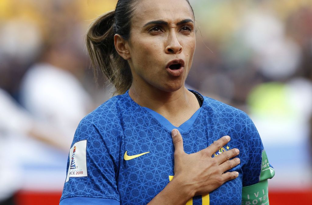 Marta, die mit vollem Namen Marta Vieira da Silva heißt, ist eine brasilianische Fußballspielerin, die seit 2017 auch die schwedische Staatsbürgerschaft besitzt. In der brasilianischen Nationalmannschaft ist sie Stammspielerin. Die Angreiferin war zwischen 2006 und 2018 sechsmal Weltfußballerin des Jahres und ist immer noch eine der besten Fußballerin der Welt, die bei Orlando Pride in den USA unter Vertrag steht. Marta war stets viel mehr als eine Fußballerin. Sie will Botschafterin sein und kämpft für Gleichberechtigung, sie will Mädchen für den Fußball begeistern - und macht ihren großen Einfluss in Brasilien nicht nur mit Toren geltend. So trug sie bei der WM im Sommer keine Schuhe eines großen Herstellers, damit protestiert sie gegen die ungleiche Dotierung von Werbeverträgen.