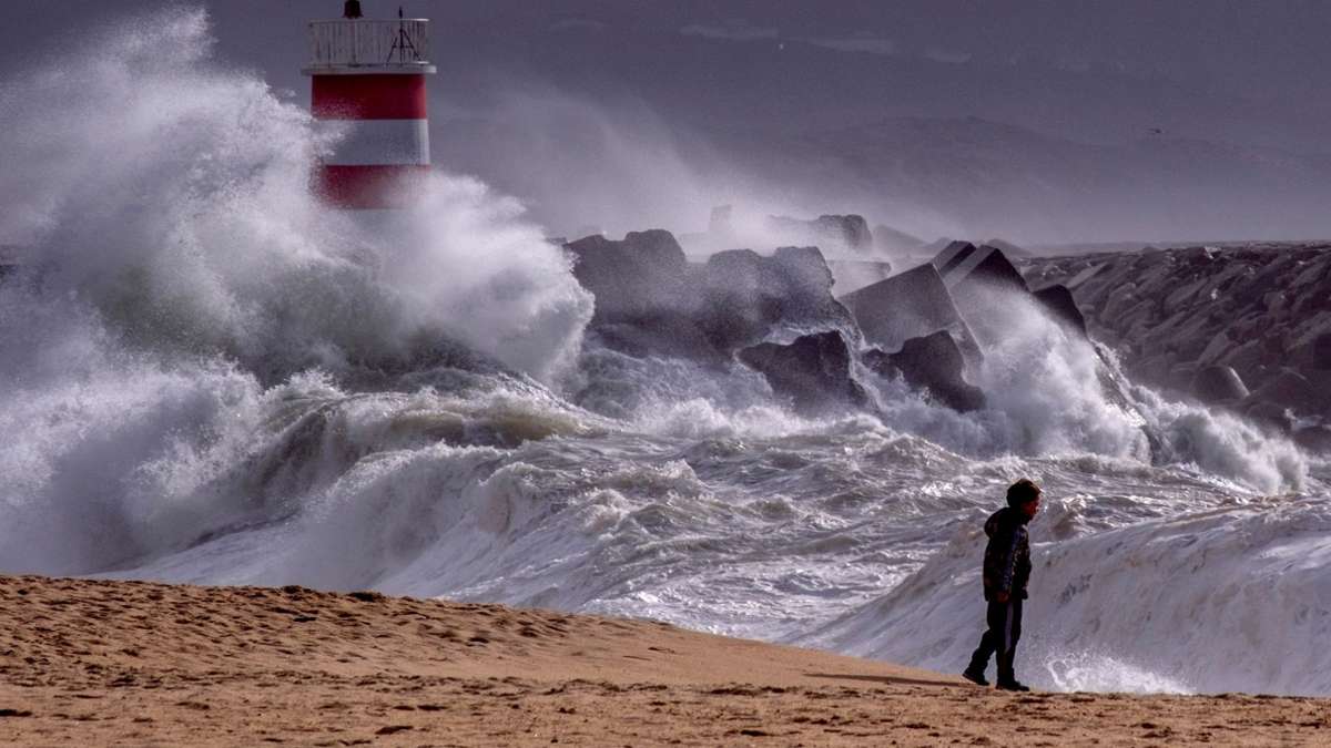 Hohe Wellen treffen auf den Strand von Nazaré an der portugiesischen Atlantikküste. Sie werden durch starke Winde an einem der beliebtesten Surfspots der Welt verursacht.