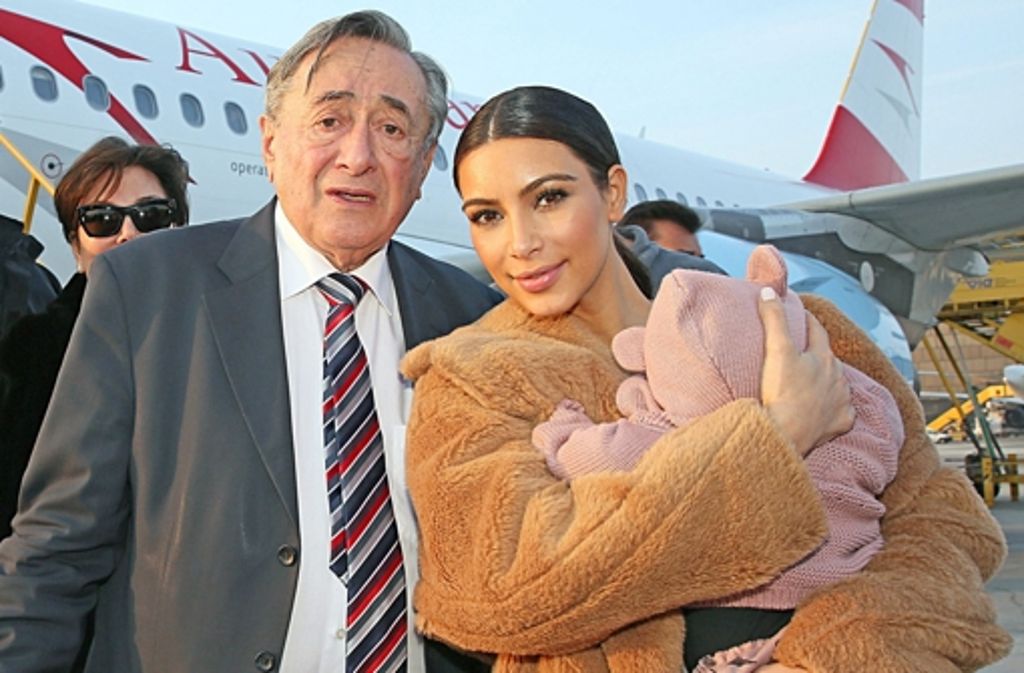 Richard Lugner (81) hat seinen diesjährigen Opernball-Stargast Kim Kardashian am Wiener Flughafen empfangen.