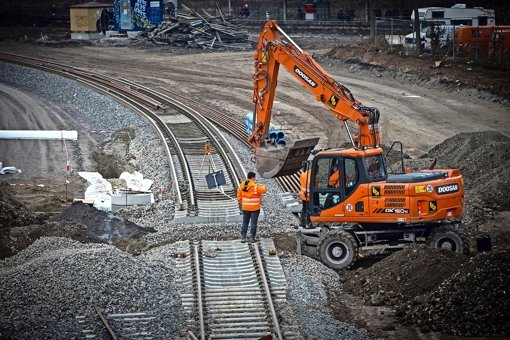 Die Gleise auf der Baustelle am Nordbahnhof sind  verlegt: Die Anwohner klagen über den nächtlichen Rangierbetrieb Foto: Zweygarth