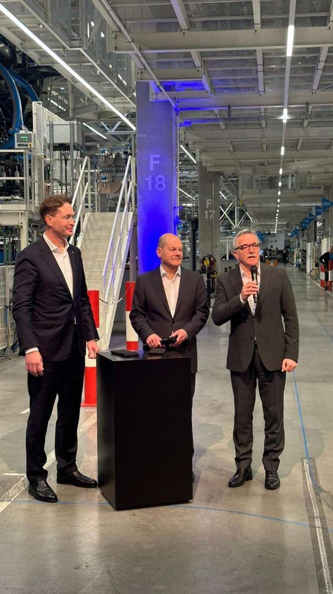 Olaf Scholz in der Factory 56, zusammen mit Ola Källenius (links) und Ergun Lümali.