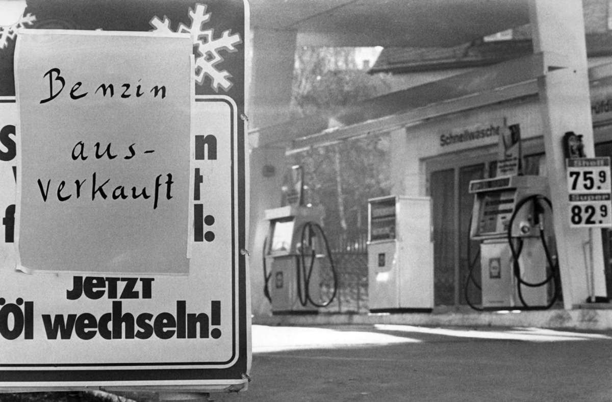 „Benzin ausverkauft“ heißt es 1973 an einer Tankstelle in Stuttgart.