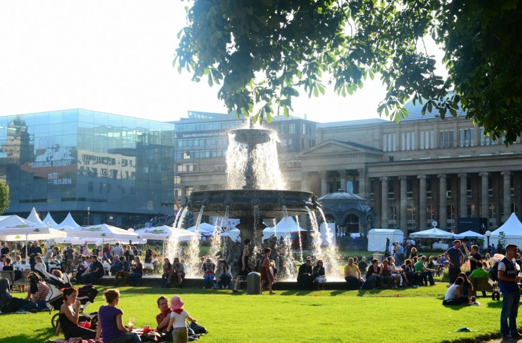 Die weißen Schirme und Pagoden sind eines der Kennzeichen des Stuttgarter Sommerfests.