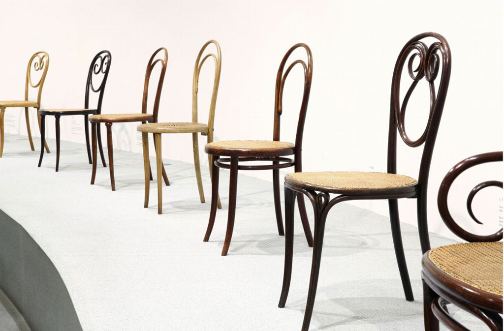 Blick ins Museum: In der Pinakothek der Moderne in München werden in der Ausstellung „Thonet und Design“ die Entwicklung und der Variantenreichtum der Bugholzstühle dokumentiert.