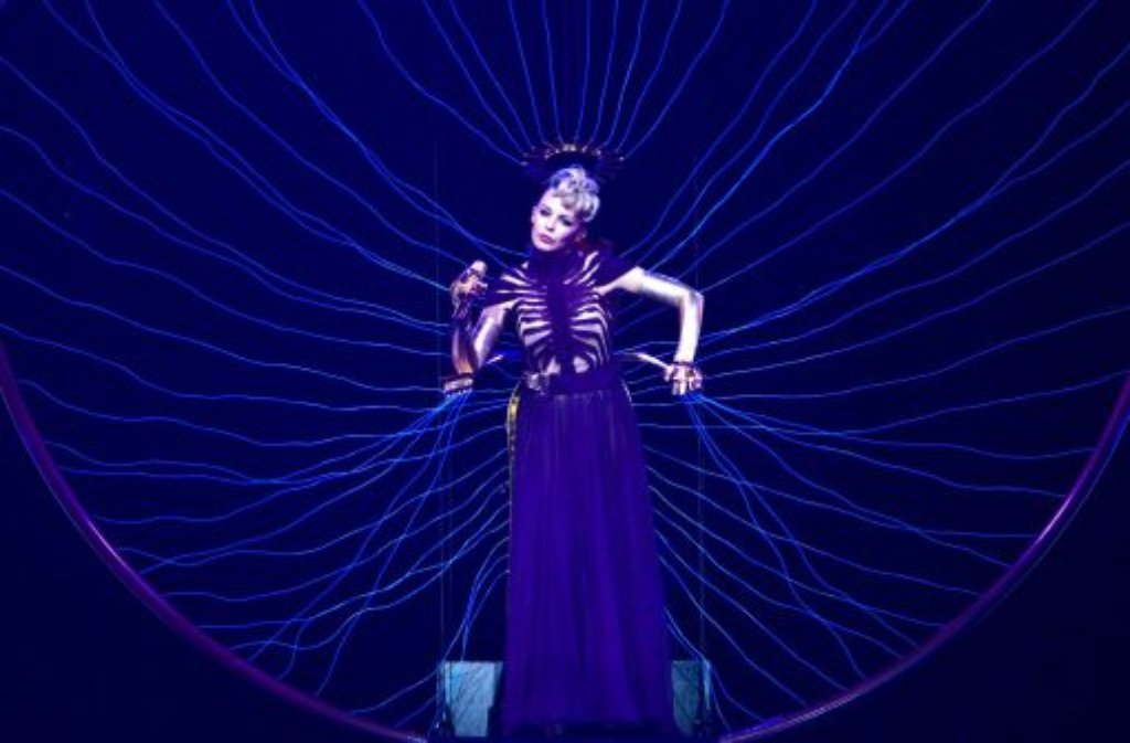 Dass sie von der Bühne nicht lassen will, beweist Kylie Minogue mit ausgedehnten Konzerttourneen: 2008 mit KylieX2008, ...