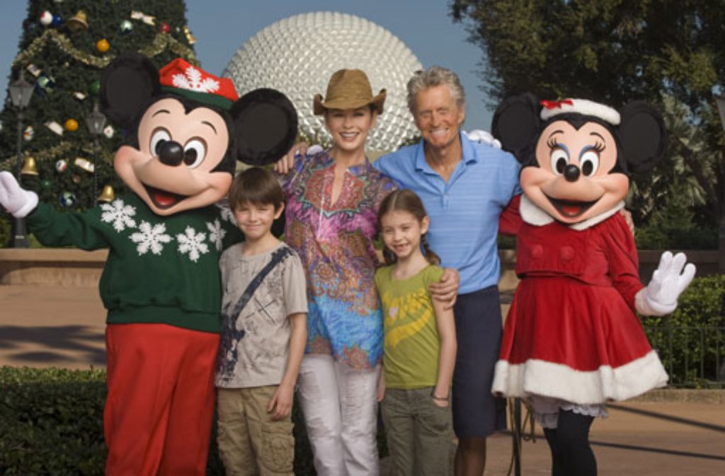 Ein Schnappschuss zeigt die Familie Douglas 2010 bei einem Besuch in Disney World. Damals ist Michael Douglas schon an Kehlkopfkrebs erkrankt.