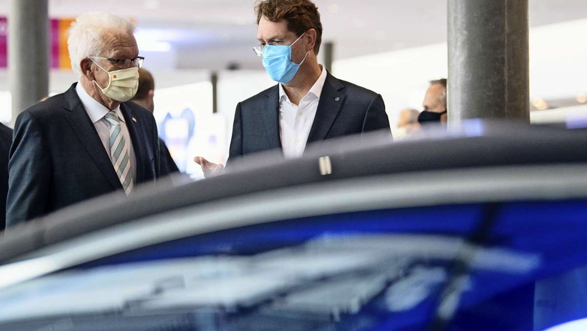 „Auch Grüne fahren Auto“: Kretschmann bezweifelt schnellen Siegeszug des E-Autos