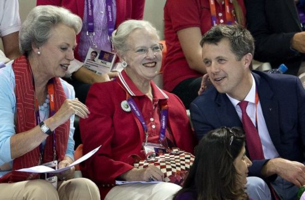 Dänisches Familientreffen: Kronprinz Frederik von Dänemark sieht sich mit seiner Mutter Königin Margrethe (Mitte) und seiner Tante Benedikte die Schwimmwettbewerbe an.