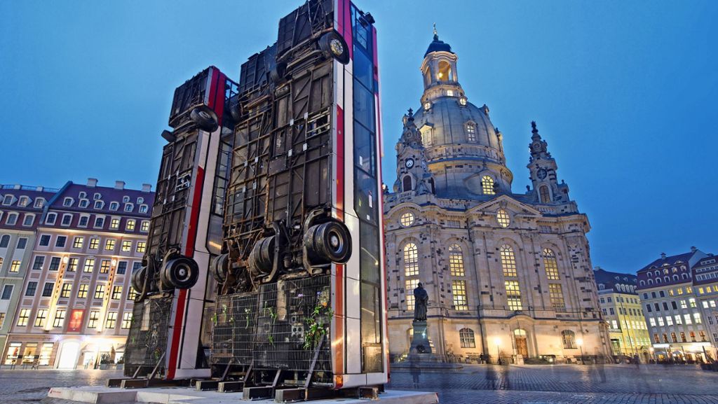 Umstrittenes Mahnmal: drei Busse auf dem Kopf: Dresden kann auch anders