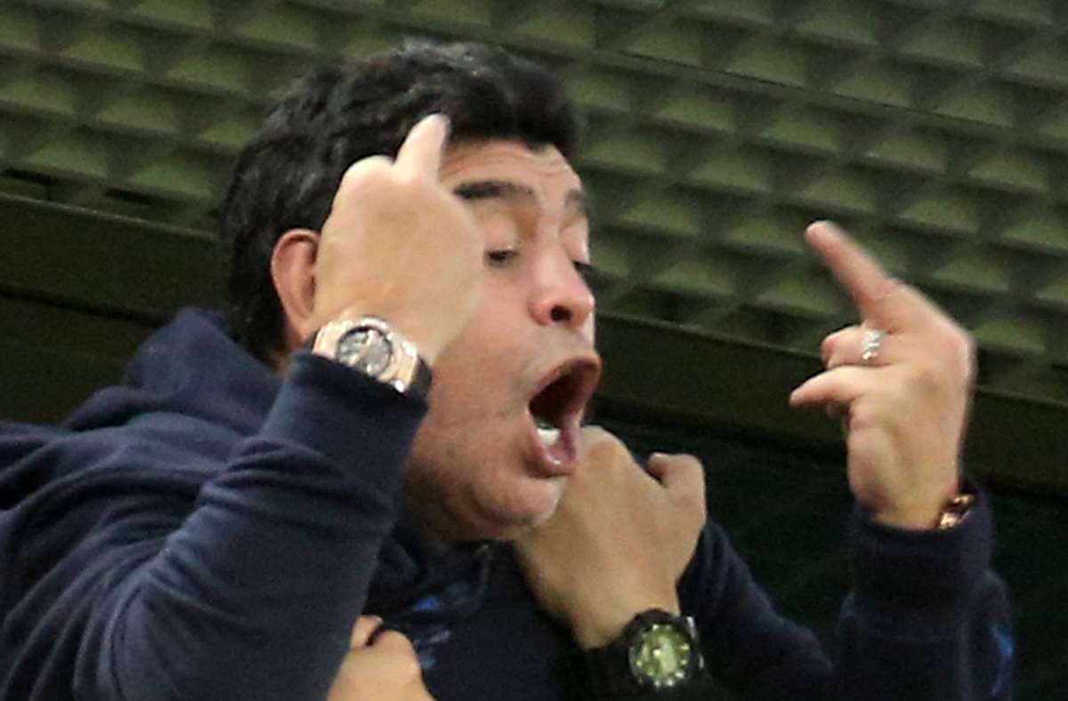 Bei der WM 2018 leistete sich Maradona indes jede Menge bizarre Auftritte: Hier macht er beim Spiel Nigeria - Argentinien obszöne Gesten.