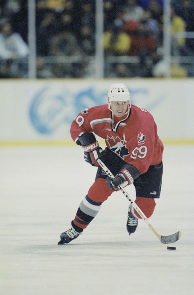 Wayne Gretzki – wenn einer in seiner Sportart bei allen als „The Great One“ bekannt ist, muss er wahrlich Außergewöhnliches geleistet haben. Wayne Gretzky könnte das von sich behaupten, er hält die wichtigsten Bestmarken in der Eishockey-Liga NHL – jedoch würde der Kanadier das nie tun, weil er ein bescheidener Zeitgenosse ist. Gretzky, heute 58 Jahre alt, wirbelte als Mittelstürmer von 1979 bis 1999 übers Eis. Dabei stellte er 61 Rekorde auf; seine 894 Tore und 2857 Scorerpunkte in der regulären Saison sind unerreicht. Mit den Edmonton Oilers gewann er viermal den Stanley Cup und erreichte sowohl die Rekordmarke von 92 Toren in der regulären Saison als auch die Rekordanzahl von 215 Punkten. Mit seinem Transfer 1988 nach Los Angeles gelang der Profi geradezu Epochales: Er veränderte die Eishockey-Landschaft in Nordamerika auf Dauer – er trug mit seiner Popularität maßgeblich zur Expansion der Liga in den unbeachteten Süden der Vereinigten Staaten bei. Nach seinem Karriereende im Sommer 1999 wurde Gretzky ohne die übliche Wartezeit von drei Jahren sofort in die Hockey Hall of Fame aufgenommen. Darüber hinaus ist er seit 2000 der einzige Spieler in der Geschichte der NHL, dessen legendäre Rückennummer „99“ ligaweit gesperrt ist und nie mehr vergeben wird. Lediglich Olympia-Gold hat er als Spieler nie gewonnen.