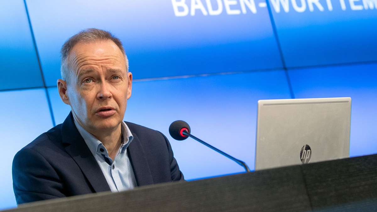  Der baden-württembergische Sozialminister und der Datenschutzbeauftragte streiten über die Lohnfortzahlung im Quarantänefall. Die Wirtschaft ist verärgert. 