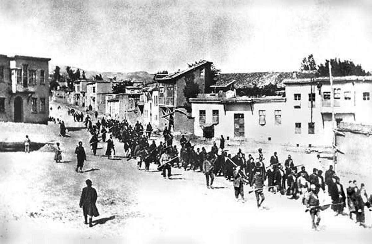 Osmanische Soldaten treiben Armenier im April 1915 aus Kharpert (türkisch: Harput) in ein Gefangenenlager in Mezireh (Elazig).