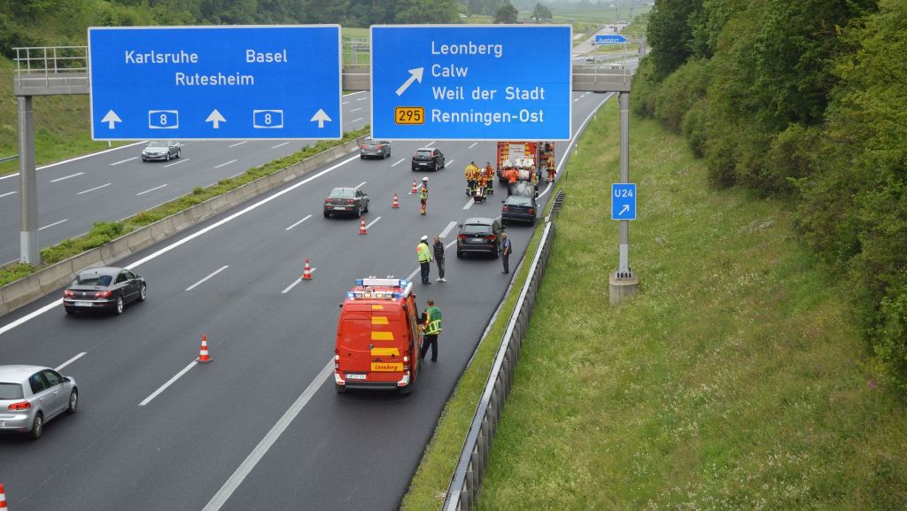 A8 bei Leonberg: BMW fängt auf der Autobahn Feuer