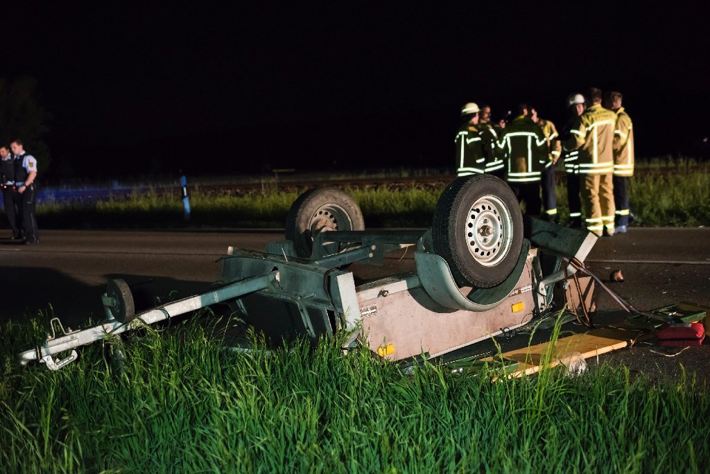Eine 19-jährige Autofahrerin fuhr in Dettingen unter Teck auf den Hänger eines Traktors auf. Fünf Jugendliche wurden aus dem Anhänger geschleudert.
