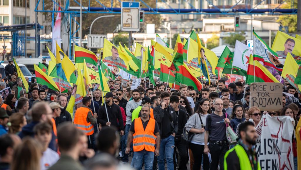 Kurden-Kundgebung in Stuttgart: Friedlicher Protest gegen Einmarsch in Nordsyrien