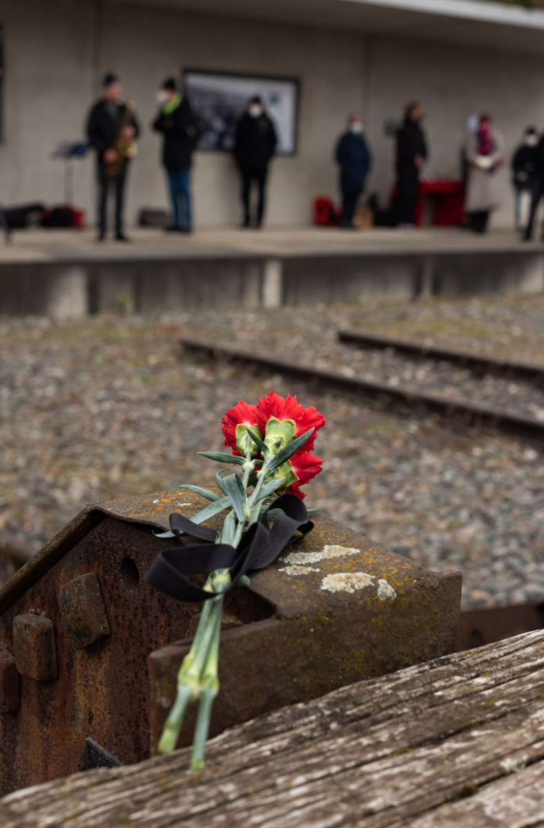 „We remember“: In der Gedenkstätte „Zeichen der Erinnerung“ am Nordbahnhof wurde am Samstag der Opfer des Nationalsozialismus gedacht.
