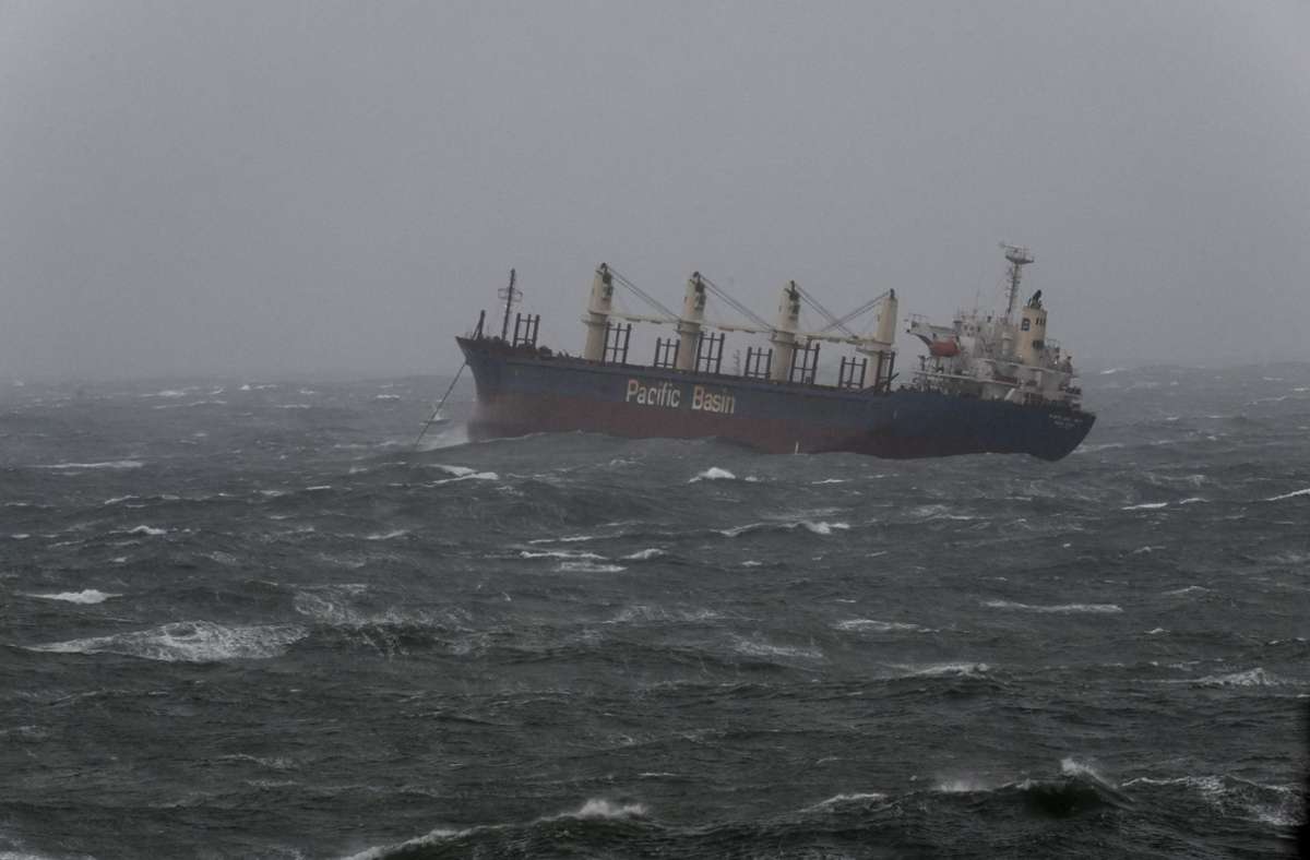 Eine großangelegte Rettungsaktion war im Gange, um zu verhindern, dass das Schiff bei hohem Wellengang gegen die Klippen gedrückt wird.