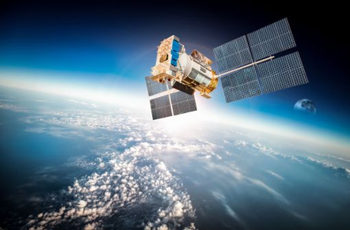 Seit Beginn der Raumfahrt wurden etwa 13.600 Satelliten in den Orbit geschickt. Wie viele sind heute aktiv?