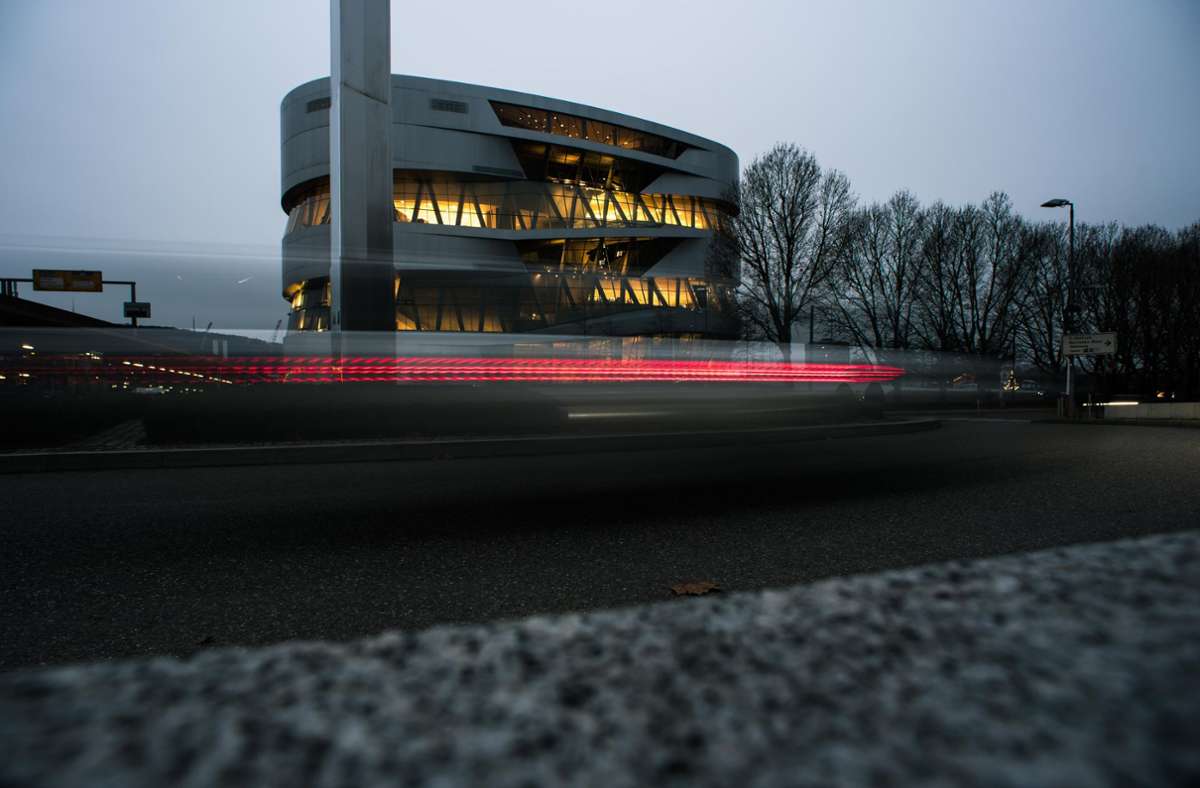 Das Mercedesmuseum wurde 2006 am heutigen Standort eröffnet. Zuvor befand es sich auf dem Gelände des Werks Untertürkheim. Der spektakuläre Bau wurde vom niederländischen Architekten Ben van Berkel und seinem Architekturbüro UNStudio entworfen.