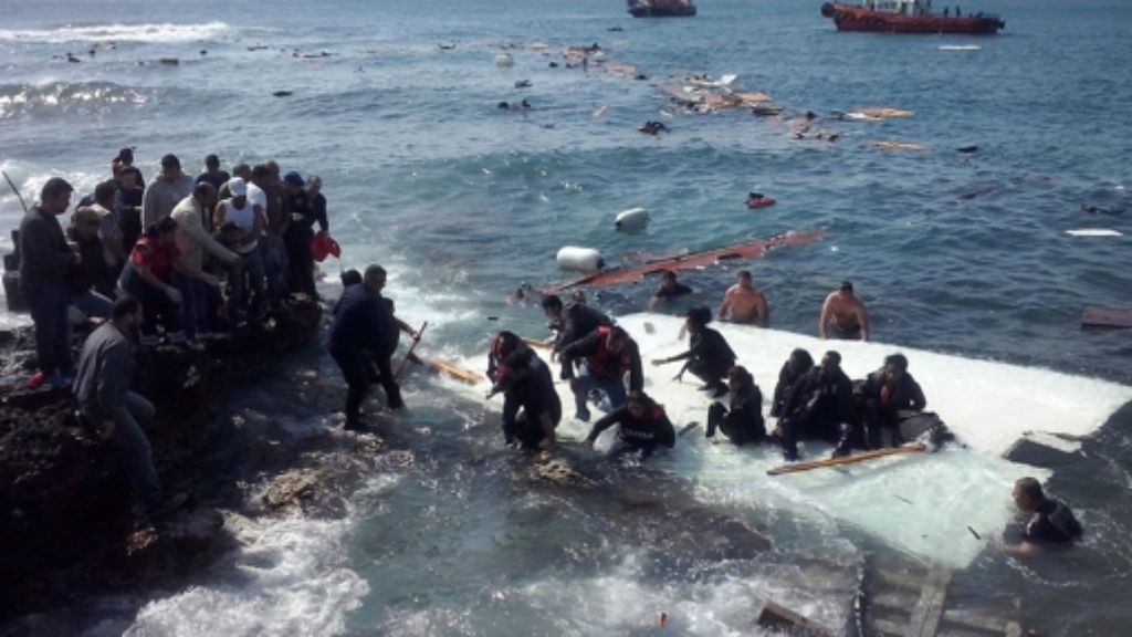 Mindestens drei Tote vor Rhodos: Flüchtlingsschiff vor Strand zerschellt